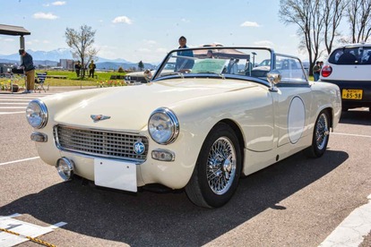 白ボディに白ゼッケンという絶妙なサジ加減。1963年式オースチン・ヒーレーが放つ当時の粋なカフェレーサー文法に沿ったオーラ