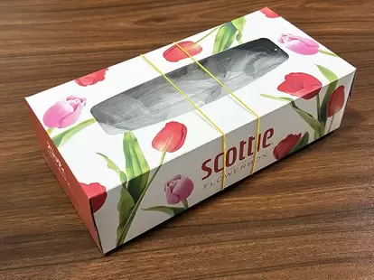 輪ゴムを巻いたティッシュの空き箱(撮影:grapeライフハック編集部)