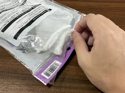 水切りネットを取り出す場面(撮影:grapeライフハック編集部)
