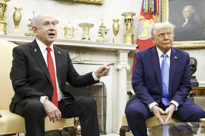 2025年2月4日、会談したイスラエルのネタニヤフ首相(左)とトランプ米大統領(右)。この2日後、トランプ氏はICC関係者への制裁を可能にする大統領令に署名した