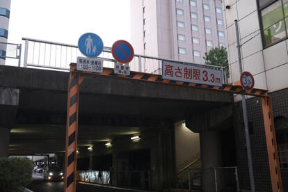 トラックドライバーにとって頭上はまさに灯台下暗しだった