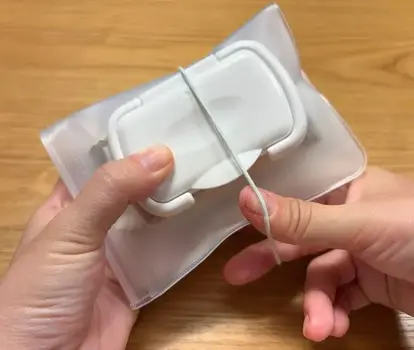 ゴムで固定している様子(撮影:grapeライフハック編集部)