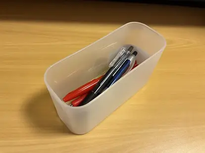 多くのペンが入った収納ケース(撮影:grapeライフハック編集部)