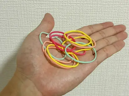 手のひらに乗せた輪ゴム(撮影:grapeライフハック編集部)