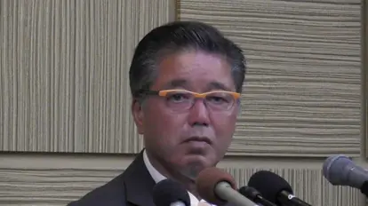 自民党本部の説得に応じる形で告示直前に出馬を取りやめた下地幹郎氏