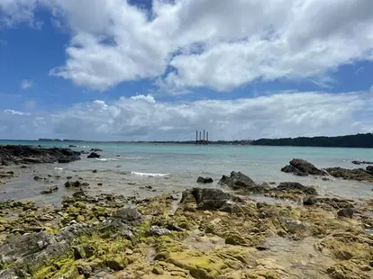 沖縄県名護市辺野古の海。このエリアへの米軍飛行場の移設問題は、長年にわたって沖縄の選挙の争点になり続けている