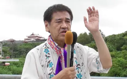 屋良朝助候補は「私は保守の立場です。沖縄は先の戦争で10万人以上の民間人が死んでいる。だからどうしても戦争はしたくない」と涙を流す