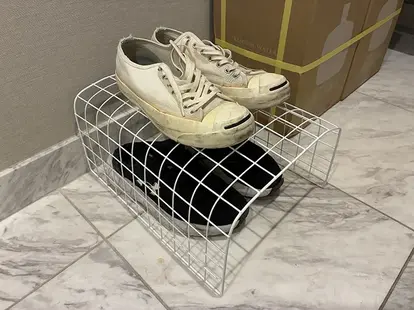 曲げたワイヤーネットに収納した靴(撮影:grapeライフハック編集部)