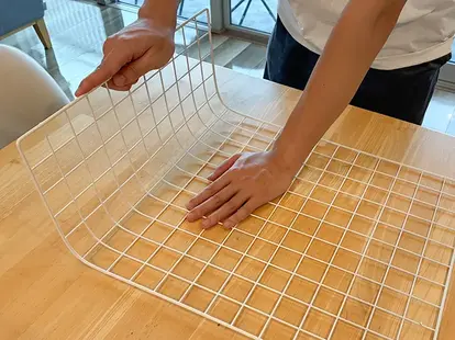 ワイヤーネットを曲げる場面(撮影:grapeライフハック編集部)