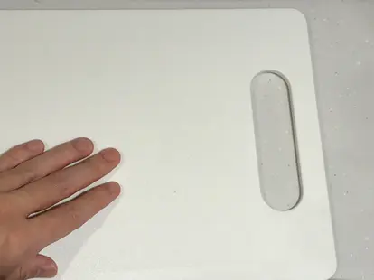 輪ゴムの上に置いたまな板(撮影:grapeライフハック編集部)