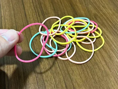 手に持ったダイソーの輪ゴム(撮影:grapeライフハック編集部)