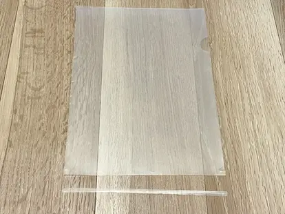下を切り落としたクリアファイルの写真(撮影:grapeライフハック編集部)