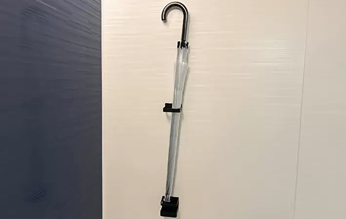 洗面所が快適！ ダイソーの『傘たて』を洗濯機に貼ったら「プチ