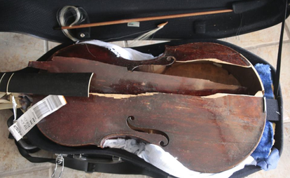 破損されたヴィオラ・ダ・ガンバ