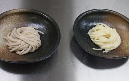 二穀うどん(左)、ハイブリッド小麦粉使用うどん(右)