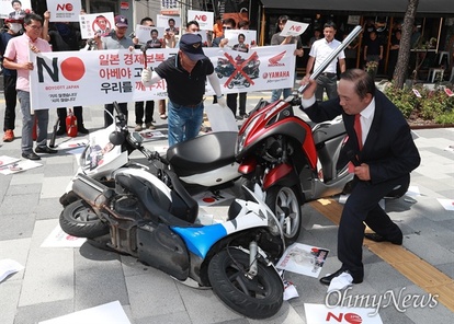 日本製バイクをたたき割る