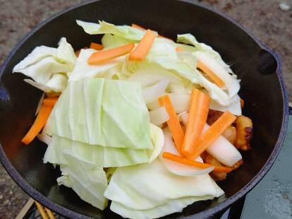 サツマイモと鶏肉に火が通ったら、残りの野菜を投入しさらに炒めていきます