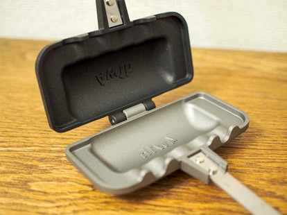 表面にはフッ素樹脂加工が施されており、鋳物のホットサンドメーカーよりも扱いやすい