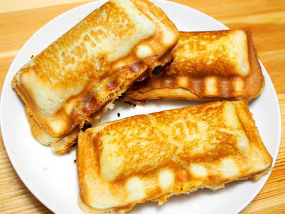「4w1h」というシリーズロゴが焼きつけられる。フチが波形になるのがホットサンドソロの特徴