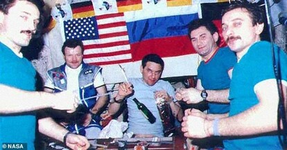 国際宇宙ステーションにアルコールを持ち込む宇宙飛行士