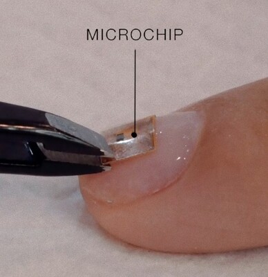 マイクロチップを爪に取り付けるネイルサロンの新サービス