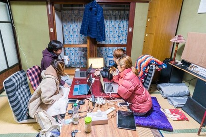 テレワーク/リモートワーク、ワーケーションの拠点としても利用可能。プライベート空間や寝床は、車中泊仕様の車。