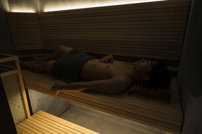 サウナ室で寝る