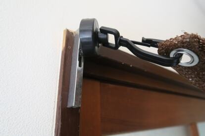 テントやターフを設営にはカーテンレールやドアノブを使用