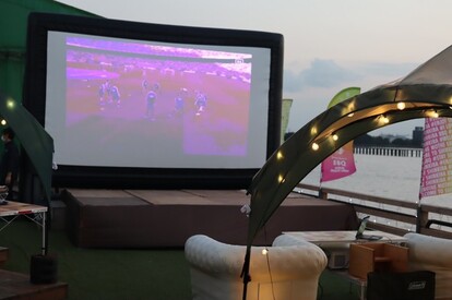 200インチのエアスクリーンで見る映画や動画は大迫力です!