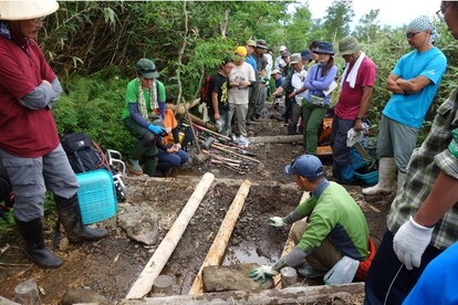 「登山道整備編」では、実際に整備を行いながら 登山道の保全について考えます