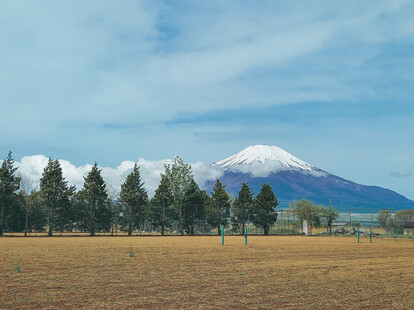 テニスコートからの富士山の眺望