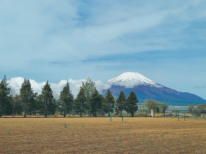 テニスコートからの富士山の眺望