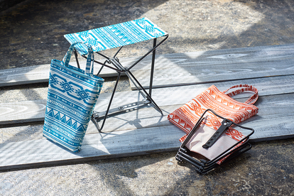 「折り畳みスツール Native(オレンジ、ブルー)」価格:各858円/サイズ:W30×D18×H28cm