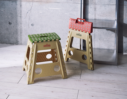 「フォールディング ステップスツール L (カーキ、オレンジ)」価格:各1,408円/サイズ:W39×D32×H39.5cm