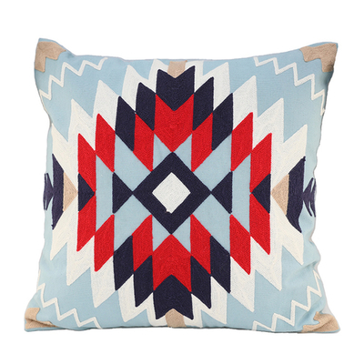 「刺繍クッションカバー Native」価格:1,078円/サイズ:W45×H45cm