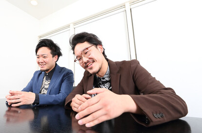 橋本は「いかにも漫才師っぽいことはしたくないので、入りの『はい、どーもー』と締めの『もうええわ』は言いたくない」と話す