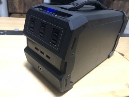 机に置いたポータブル電源