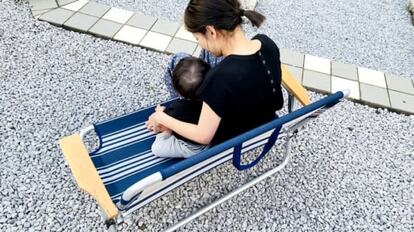 2人がけのアウトドアベンチに子どもと座る