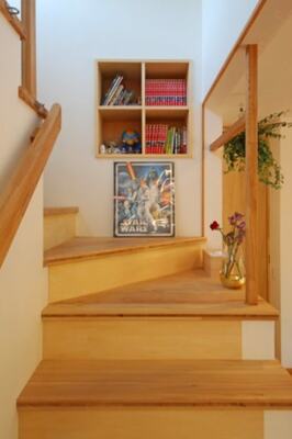 階段の途中にある本棚