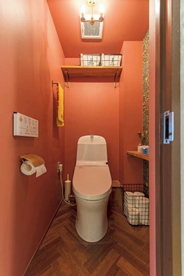 鮮やかなカラークロスが印象的なトイレ
