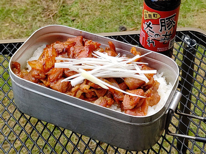 甘辛味をまとった豚肉の照りと香りもたまらない!