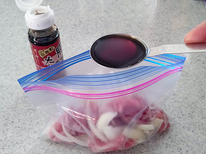 フリーザーバッグに材料を入れて漬け込んで持参すれば、到着してからが楽ちん