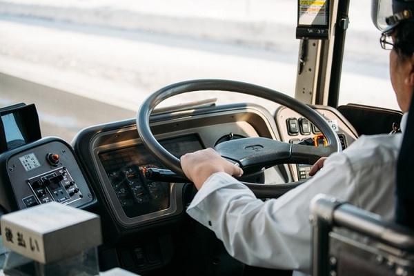 バス運転手30代男性 手取り13万5000円 こんな給料でそろそろ結婚しろって言われても困る ニコニコニュース バス運転手30代男性 手取り13万5000円 こんな給料でそろそろ結婚しろって言われても困る ニコニコニュース