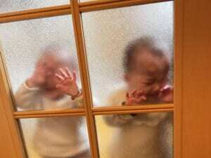 掃き掃除がしたいだけなのに すりガラス越しに号泣する赤ちゃんの姿 ニコニコニュース
