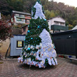 本物のイカで飾り付けた名状しがたいクリスマスツリーが話題　イカの名産地呼子が毎年開催、飾りの干物は持ち帰りOK