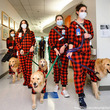 クリスマスを病院で過ごす子供たちの元へパジャマを着た犬たちが訪問