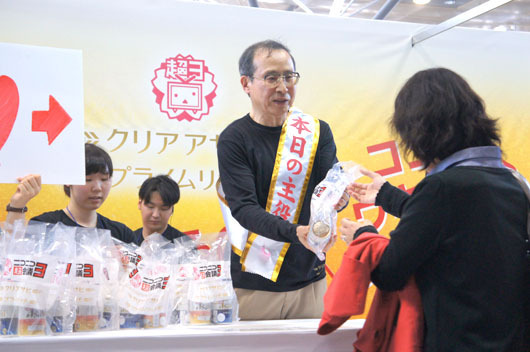 超会議3 ガキ使で人気の 新おにぃ 降臨で長蛇の列 クリアアサヒをサンプリング ニコニコニュース 超会議3 ガキ使で人気の 新おにぃ 降臨で長蛇の列 クリアアサヒをサンプリング ニコニコニュース