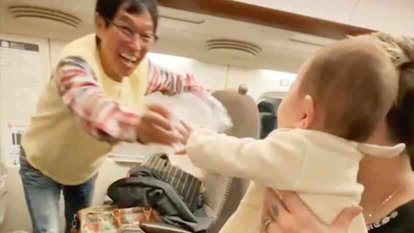 神対応 新幹線で明石家さんまさんが隣に 赤ちゃんへの対応が神様すぎると話題に ニコニコニュース