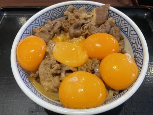 吉野家の牛丼に生卵5個入れると超高級 黄金牛丼 にメガ進化 ニコニコニュース 吉野家の牛丼に生卵5個入れると超高級 黄金牛丼 にメガ進化 ニコニコニュース