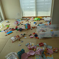 3児ママ「1日3回はこの状態になる（白目）」　いたるところにおもちゃが散った絶望的な部屋に共感と2万超いいね